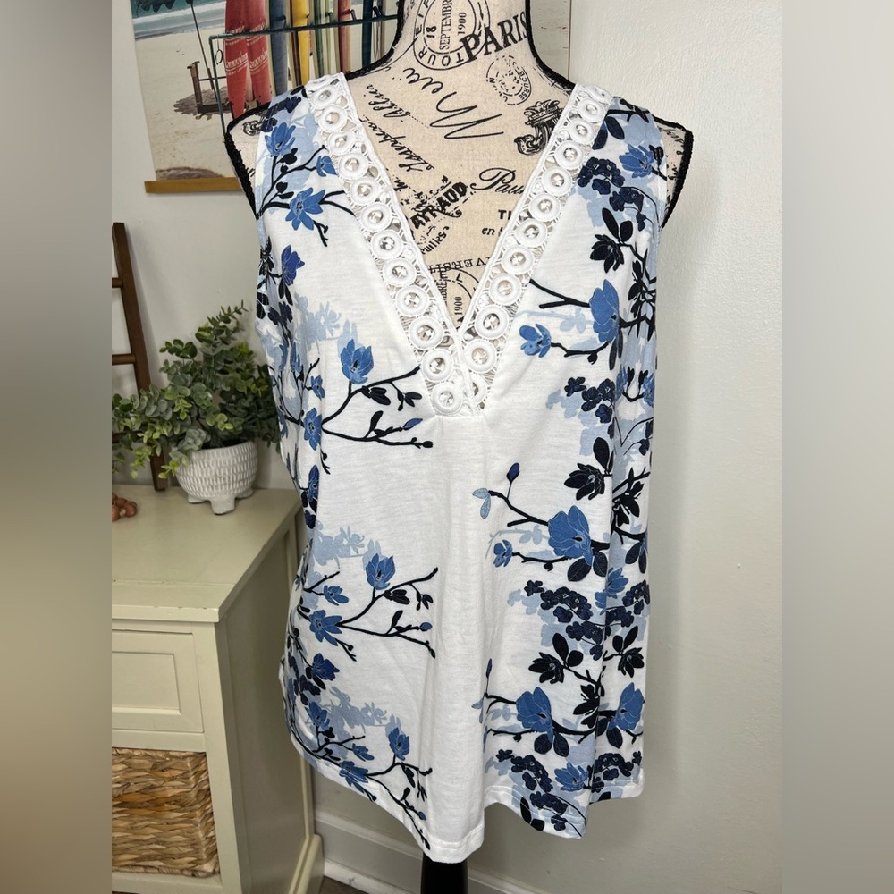 Exclusive V-Neck Floral/Lace Top